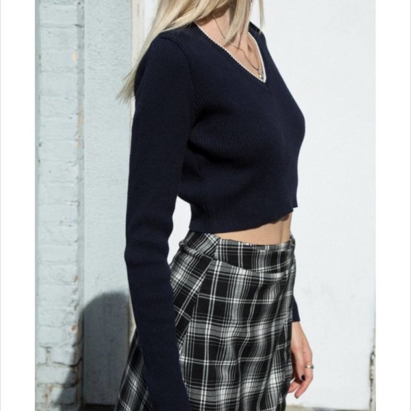 Brandy Melville Milena V Neck Sweater navy blue - Picture 2 of 10